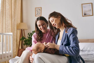 İki sevgi dolu anne, anneler gününü bebekleriyle sıcak bir ortamda kutluyor..