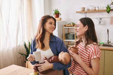 Anneler Günü 'nde iki sevgi dolu anne bebekleriyle sıcak bir anı paylaşır..