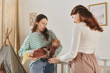 İki sevecen anne, evlerinde rahat bir Anneler Günü geçirir. Bebekleriyle sevgi dolu anlar yaşarlar..