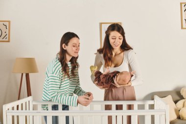 İki sevecen anne, anneler gününde bebekleriyle özel bir an paylaşıyor..