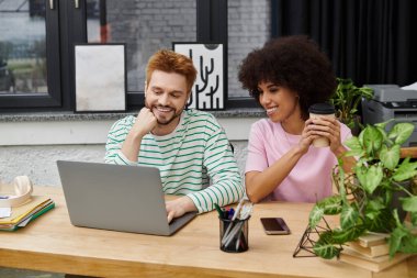 İki arkadaş şık bir çalışma alanında iş birliği yaparak, birlikte anın tadını çıkarıyorlar..