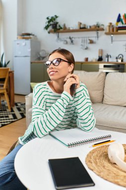 Modern kadın şık giyinmiş, evine davet edildiği bir ortamda özlemlerini yansıtıyor.