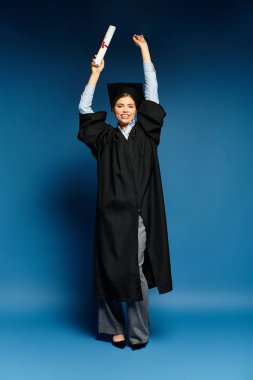 Genç bir kadın gururla diplomasını tutuyor. Şık bir elbiseye mutluluk ve güven saçıyor..