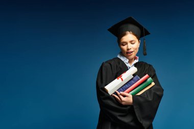 Mezuniyet şapkası takmış genç bir kadın diplomalarını kucaklıyor, mutluluk saçıyor..