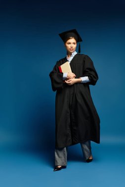 Mezuniyet elbisesi giymiş neşeli genç bir kadın yürürken gururla diplomasını tutar..