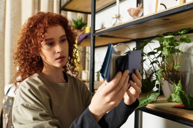 Yetenekli kadın, yeşil ve modern dekorlarla çevrili rahat mekanında DIY işçiliği yapıyor..