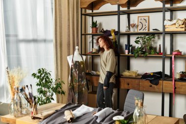 Güzel bir zanaatkar, yemyeşil ve sanatsal dekorasyonun ortasında yaratıcı DIY projelerine girişiyor..