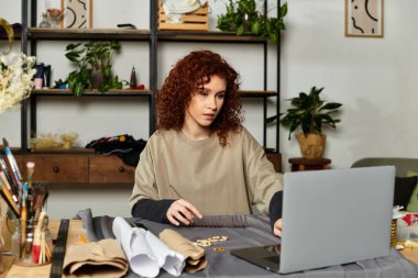 Şık bir mekanda dizüstü bilgisayarı üzerinde çalışırken DIY aktivitelerine odaklanmış bir kadın..