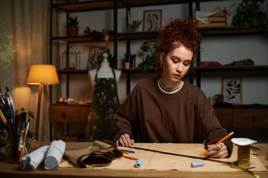 Genç ve güzel bir kadın modern ve davetkar bir zanaat alanında DIY projesine odaklanıyor..