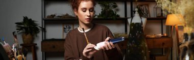 Genç ve güzel bir zanaatkar, en son DIY projesine niyetle ve yaratıcılıkla odaklanıyor..