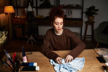 Yetenekli genç bir kadın, rahat, modern zanaat alanında eşsiz bir DIY projesi yaratıyor..