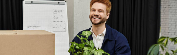 Человек с удовольствием занимается упаковкой коробок и уходом за комнатными растениями в современном рабочем пространстве.