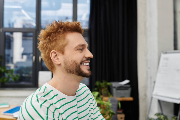 Веселый мужчина в полосатой рубашке любит собираться и распаковываться во время подготовки к переезду.