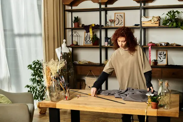 Yetenekli genç bir kadın ilham verici, bitki dolu çalışma alanında DIY projesi yapıyor..