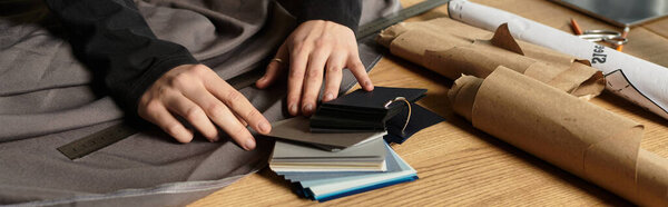 Сосредоточенная на своем ремесле, молодая женщина сортирует материалы при разработке новых проектов.