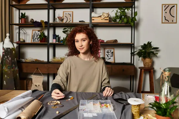 Çalışma alanında yaratıcılık ve tasarım becerileri sergileyen genç ve güzel bir kadın.