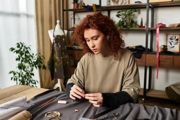 Genç ve güzel bir kadın modern çalışma alanında güzel bir mücevher yapmaya odaklanıyor..