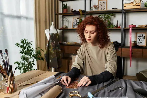 Genç bir kadın şık stüdyosunda eşsiz bir proje hazırlıyor, ilham dolu..