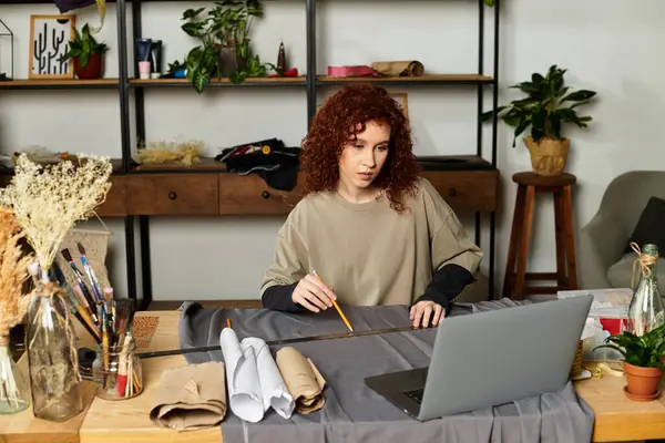 Kıvırcık saçlı genç bir kadın son el işi projesi için kumaşı ölçüyor..