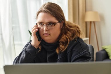 Down sendromlu genç bir kadın rahat bir ortamda anlamlı bir telefon görüşmesi yapıyor..