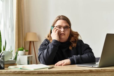 Down sendromlu kendine güvenen genç bir kadın rahat iş yerinde bir telefon görüşmesi yapıyor..