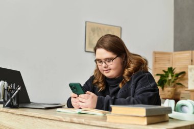 Genç bir kadın akıllı telefonuyla evde takılırken rahat ve rahat bir atmosfer.