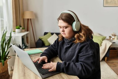 Down sendromlu rahat bir genç kadın evdeki görevlerine dalmış, kendine güvenini gösteriyor..