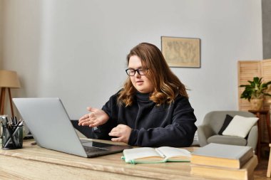 Down sendromlu kendine güvenen genç bir kadın rahat bir ev ortamında iletişim kuruyor..