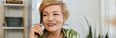 Güzel, son sınıf öğrencisi bir kadın telefonda konuşurken gülümsüyor ve evine davet ediyor..