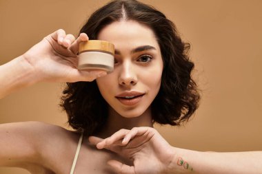 Parlak stüdyo ortamında diş teli takan genç bir kadın rutin cildini gösteriyor..