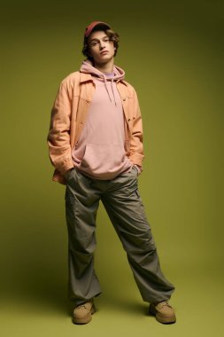 Moda elbiseli genç bir adam modern gençlik kültürü ve tarzını özgüvenle somutlaştırıyor..