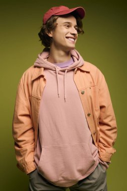 Canlı giysiler içindeki şık genç adam gençlik kültürünün ruhunu temsil ediyor..