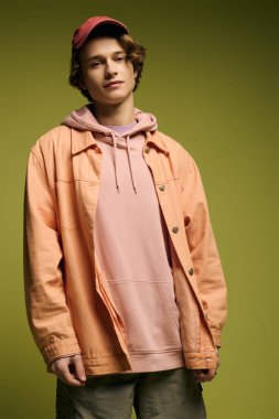 Genç bir adam eşsiz tarzını canlı, sanatsal bir ortamda sergiliyor. Enerji dolu..