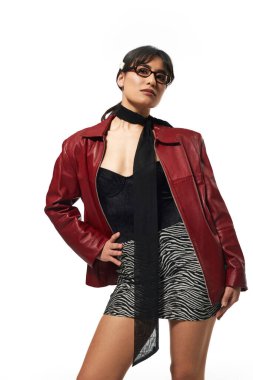 Şık, genç Asyalı bir kadın özgüven ve zarafetle çağdaş moda sergiliyor..