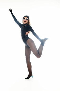 Genç bir kadın canlı bir kıyafetle dans ediyor, yaratıcılığını ve tarzını sergiliyor..