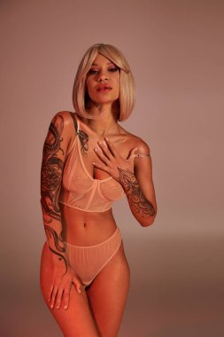 Şık kısa saçlı genç bir kadın. Moda modelleri. Çok güzel ve alımlı..