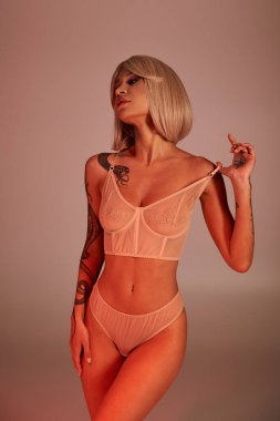 Genç bir kadın kendine güveni tam bir şekilde poz veriyor. Moda ve güzelliğini sergiliyor..