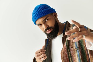 Şık bir genç adam kendine güvenerek, çekiciliğini ve moda anlayışını sergiliyor..