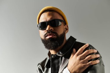 Yakışıklı genç bir adam kendine güvenerek modaya uygun kıyafetini ve eşsiz tarzını sergiliyor..