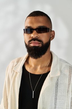 Yakışıklı bir genç, sakin bir atmosferle çevrili şık bir kıyafete güvenir..