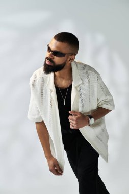Şık giyinmiş kendine güvenen adam rahat ve modaya uygun görünüyor..