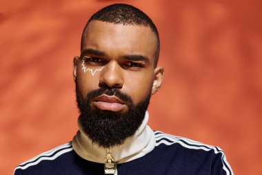 Genç bir adam kendine çok güvenir. Renkli bir arkaplana karşı..