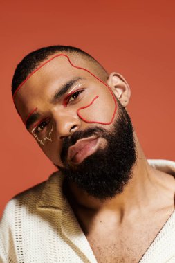 Bakımlı sakallı ve eşsiz yüz sanatıyla yakışıklı bir adam modaya uygun bir kıyafete güveniyor..