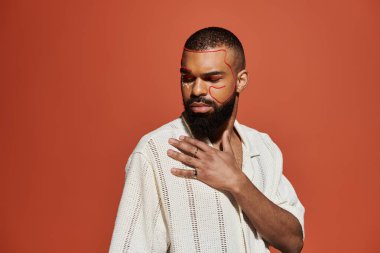 Yakışıklı adam kendine güveni yayar ve kendine özgü sanatsal bir ifade dener..