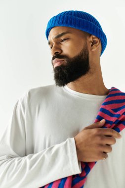 Mavi bereli yakışıklı bir adam ve şık formalı şık bir eşarpla zarif poz veriyor..