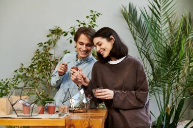 Sevgi dolu çift bir sanat stüdyosunda neşeli bir aktiviteye girişiyor, fikir alışverişinde bulunuyor ve gülüşüyor..