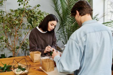 Genç çift, hayal güçlerini sergileyerek, fabrika dolu bir stüdyoda bir proje yaratıyor..