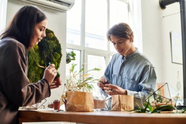 Genç çift, ilham verici bir atmosferde eşsiz sanat projeleri yaratıyor..