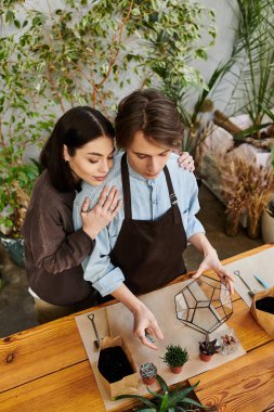 Yaratıcı çift, canlı bitki ve malzemelerle çevrili ilham verici bir sanat stüdyosunda iş birliği yapıyor..