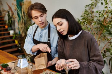 Sevgi dolu çift bir ekme etkinliğine hevesle katılıyor, fikirleri ve materyalleri paylaşıyor..